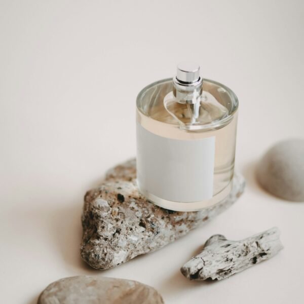 زجاجة عطر على حجر طبيعي